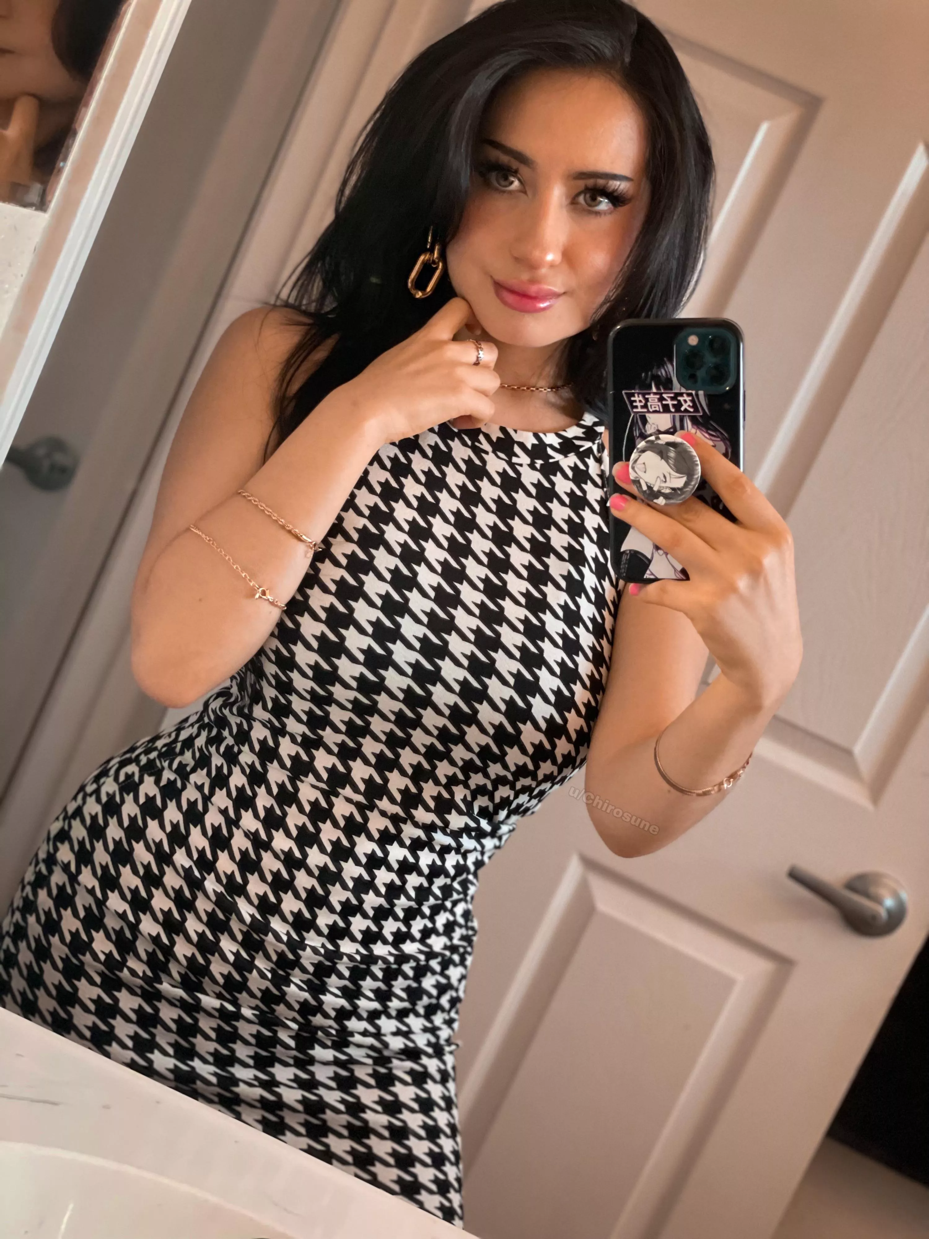 (F) I rarely wear this dress. (F) I rarely wear this dress.