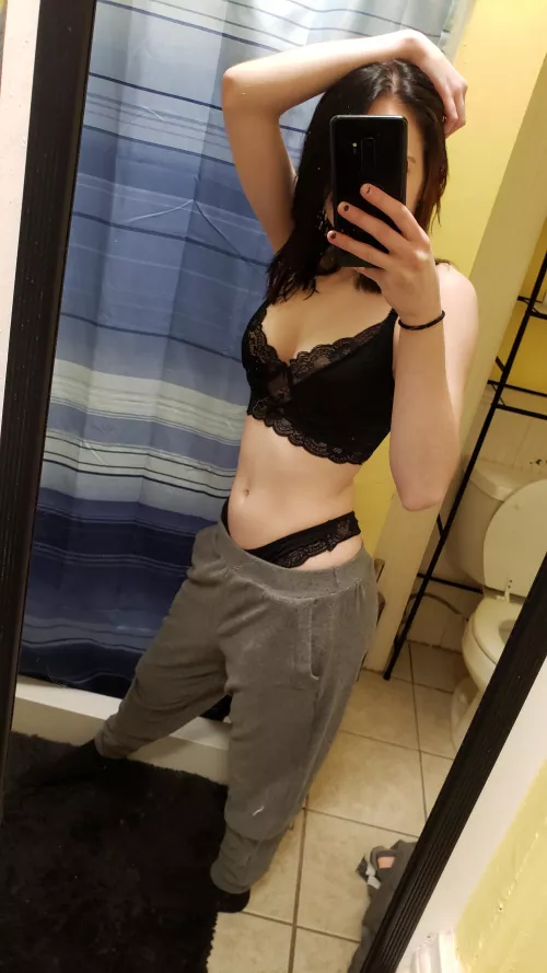 [F] Is it also hot when girls wear gray sweatpants?