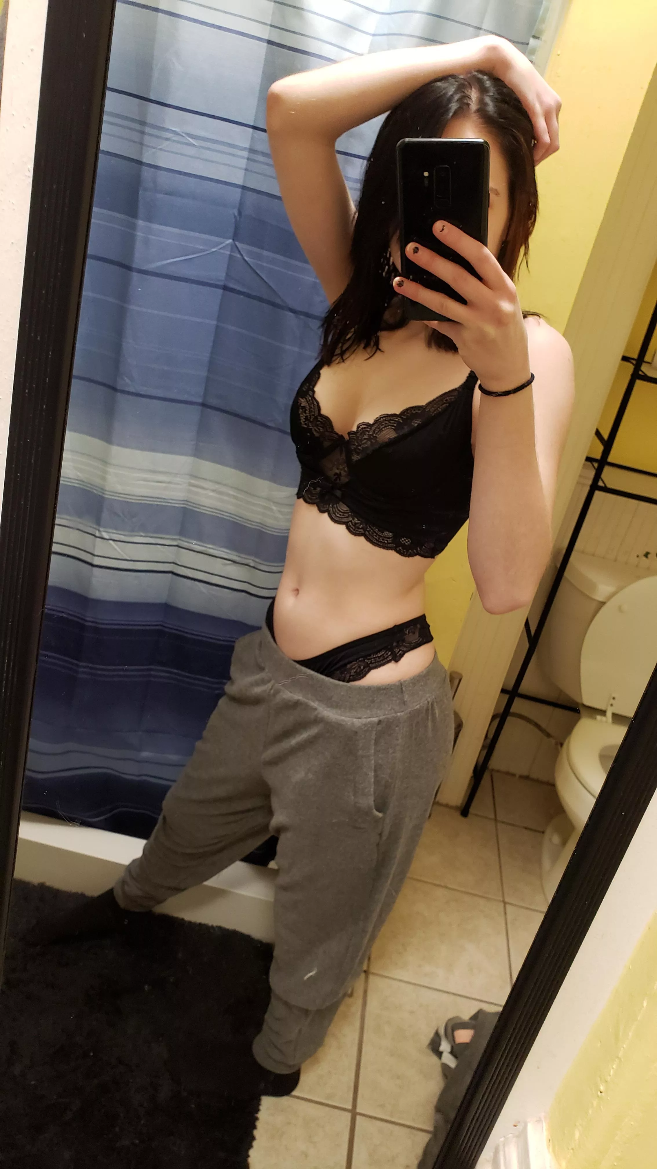 [F] Is it also hot when girls wear gray sweatpants?