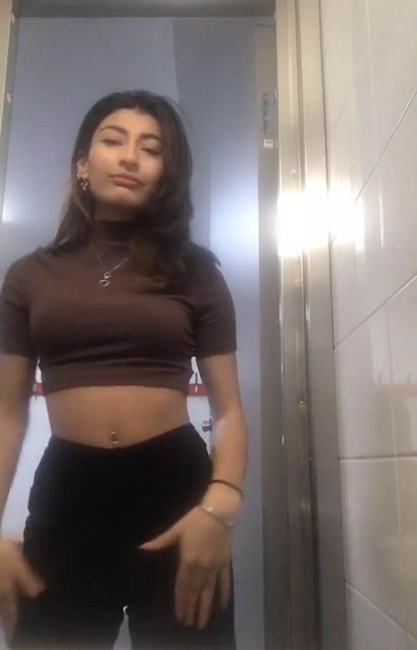 (F) my boobs are pretty small but in this shirt they look kinda big (F) my boobs are pretty small but in this shirt they look kinda big