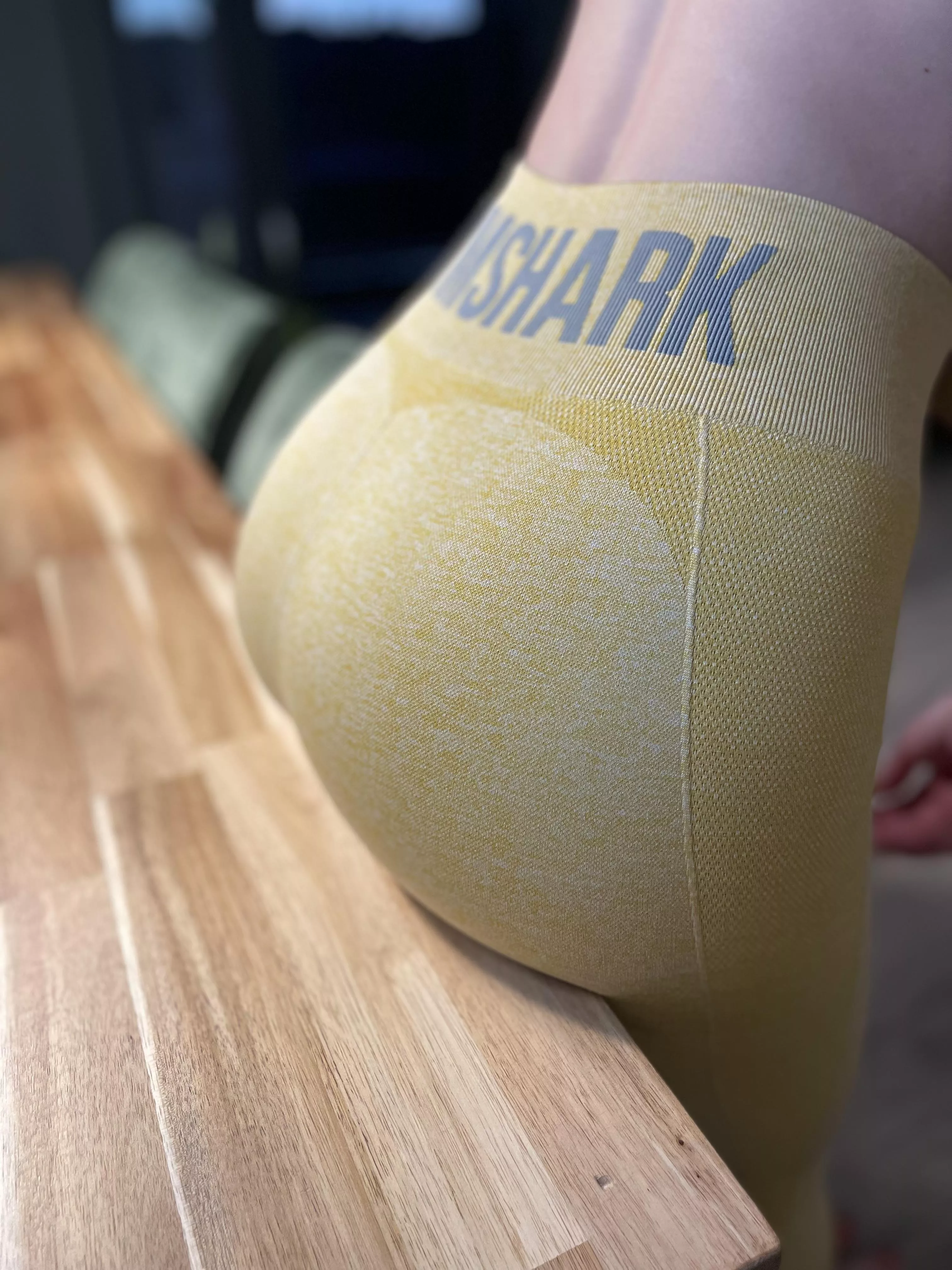 [F] My Stepdad bought me some new yoga pants - what do you think about it??????????