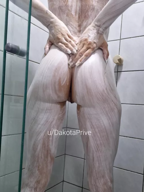 [F] Preparing for the night! 😈