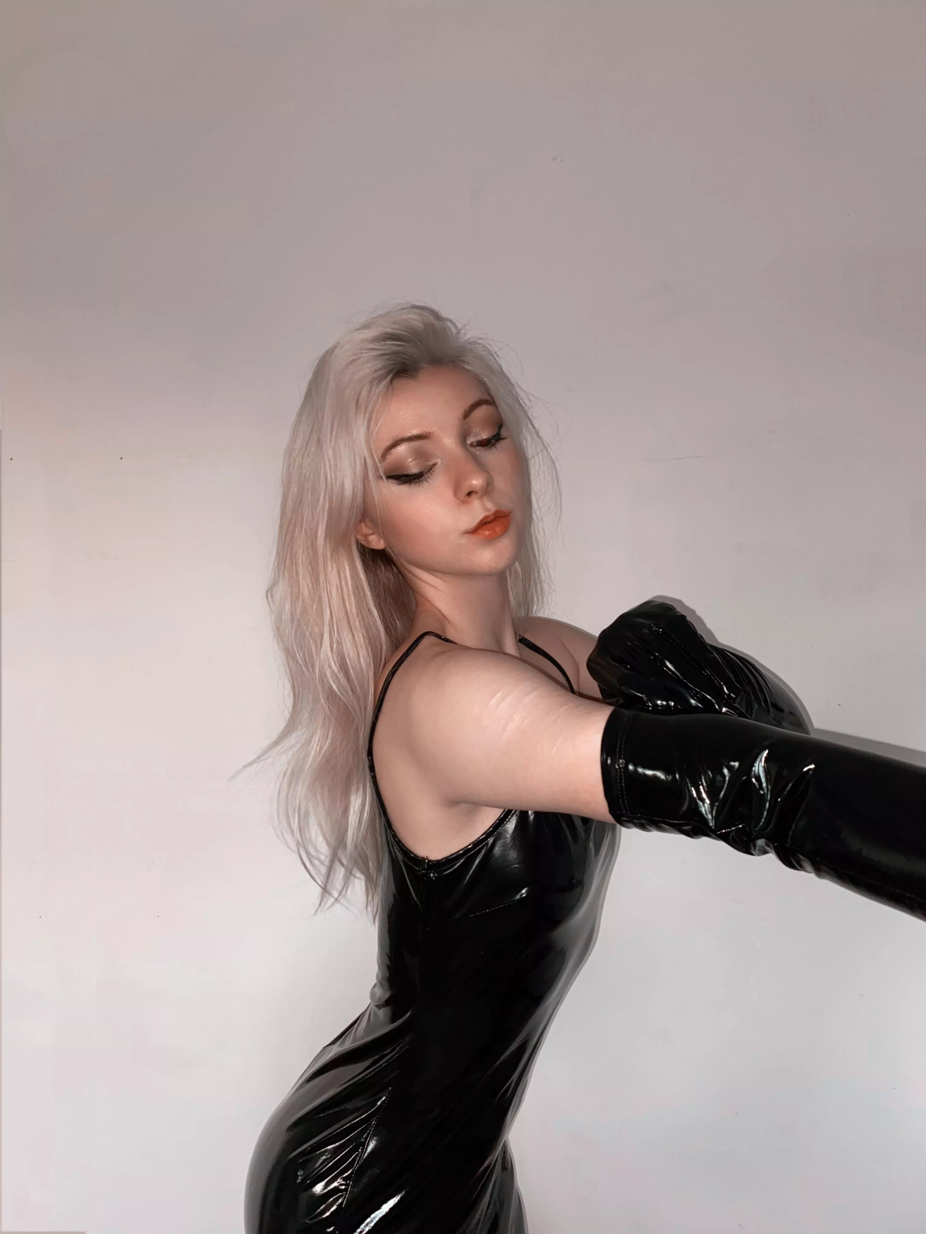 [f] Putting on my gloves. Who else loves the sound this material makes ? 🖤