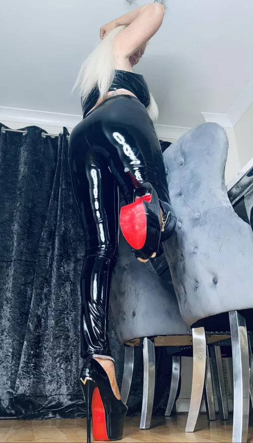 [f] Those heels are gonna have you weak at the knees