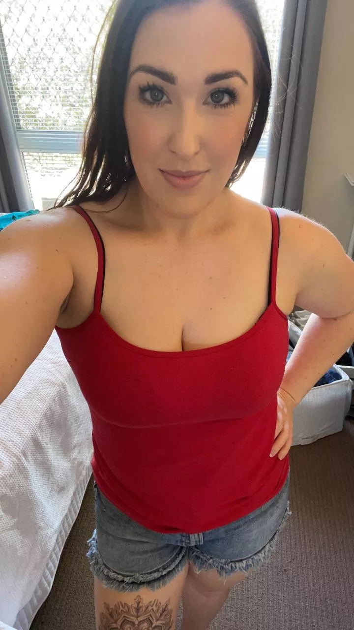 [F] Two fish are in a tank. One says to the other, “Do you know how to drive this thing?” Happy Saturday ❤️