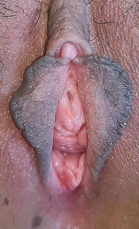 (F) Wanna kiss me? (F) Wanna kiss me?