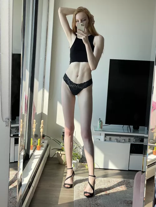 [F] When I get tired of a shirt, I cut it into a crop top ❤️