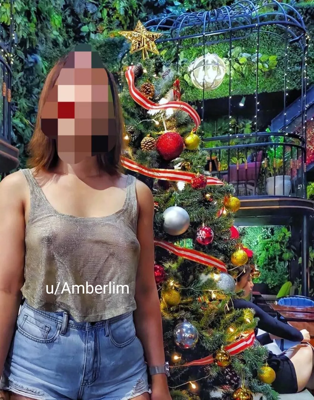 [F] Which is nicer? Xmas tree or...