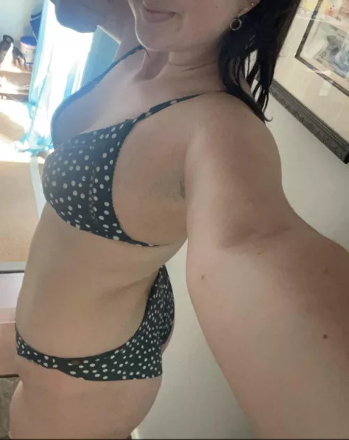 (F) Working on my tan 😊 hope everyone had a great New Years x