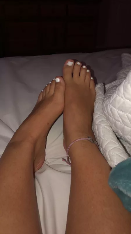 (F18) white toes are needing a touch up & massage π