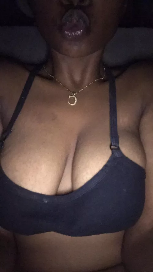 F19 sexy slim thick stoner ebony down to smoke and for you to blow my back out very kinky