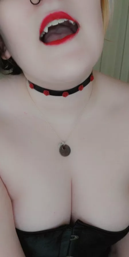 (F19) vampire kink/fetish. can i drink from you? 🩸🖤🌹 maybe I'll be gentle..😈🦇