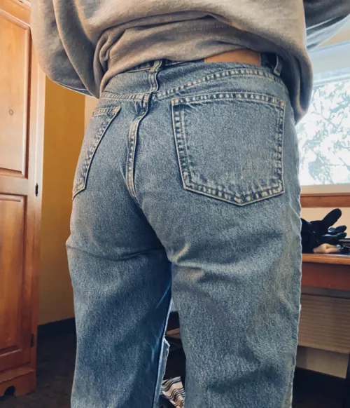 F22 - My perky ass in mom jeans. It’s the perfect handful, and yes I love to be spanked 👋