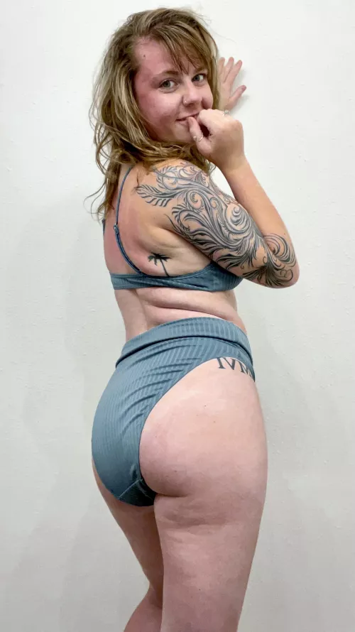 [F27] I always end up with sunburn on my back when I go to the beach by myself 🏖 Anyone else missing summertime?