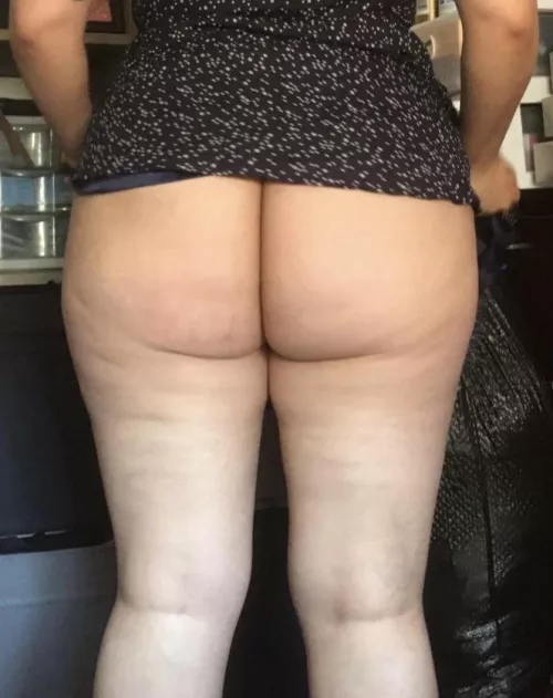 (F29) Snuck into the storage room so you can see what Iām wearing at work today, and finally show you my booty for your thoughts.