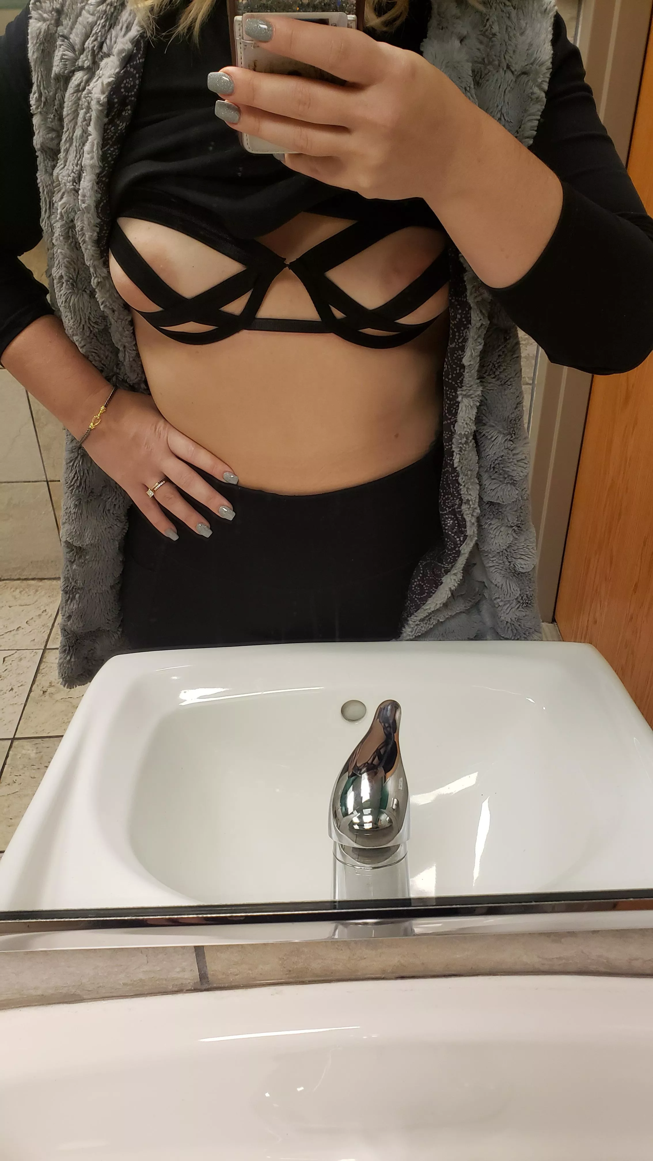 [F32] Always enough time for a quick bathroom selfie