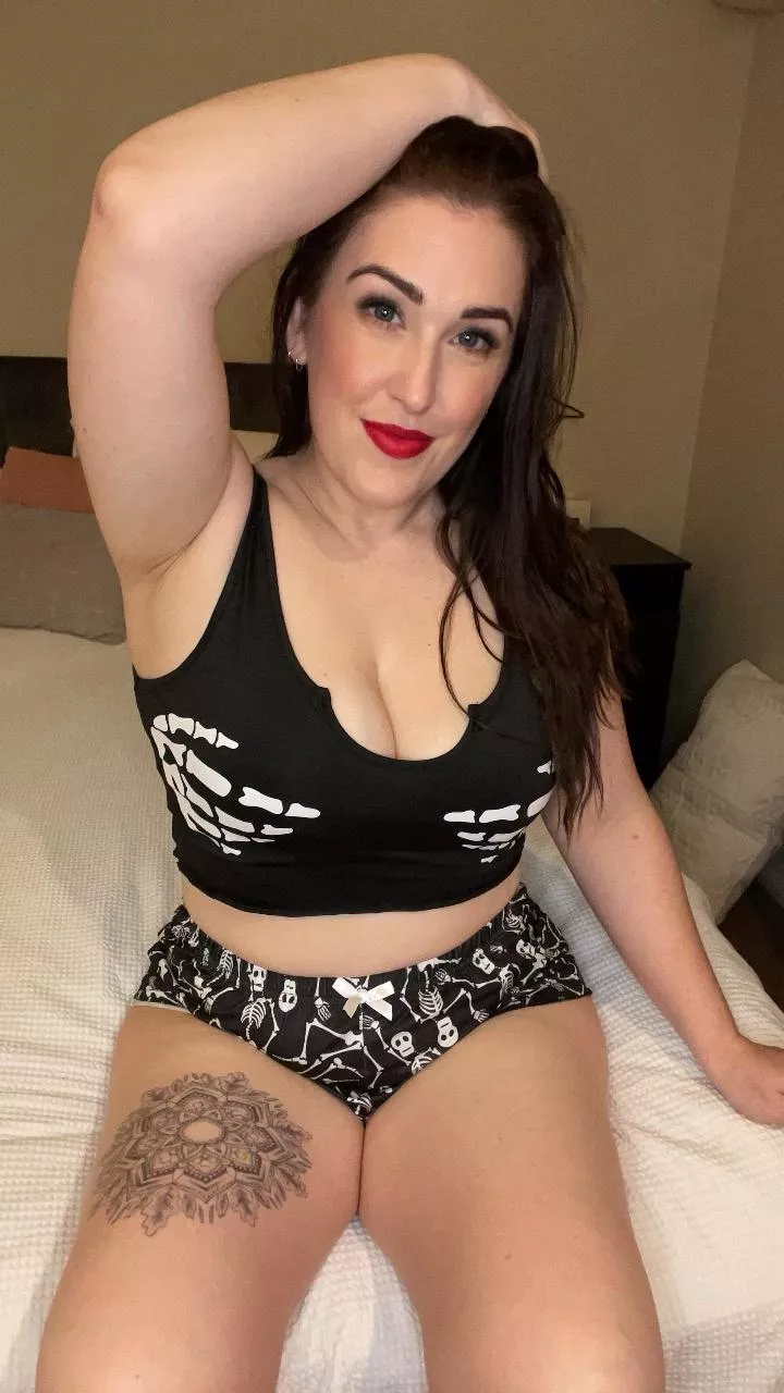 [F36] Happy Sunday. I hope you all have a spooky day ? Who won the skeleton beauty contest?