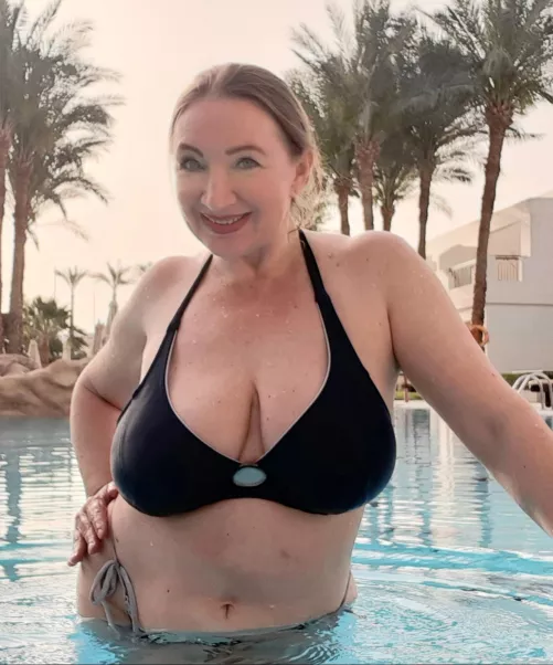 F56 with bra size 36F natural