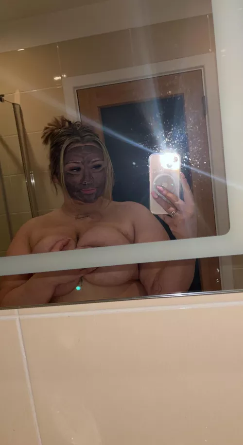 Face mask & chill🤍