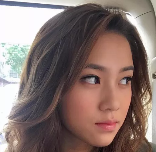 Facialize Tiffany LWS, 20. Hair dyed in brown. Looking to her left.