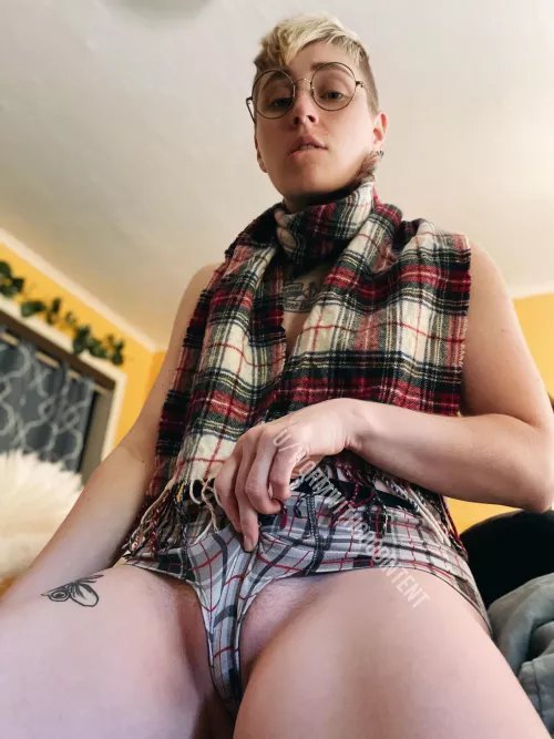Fall boi wants you to bury one of your bits right here 🥵