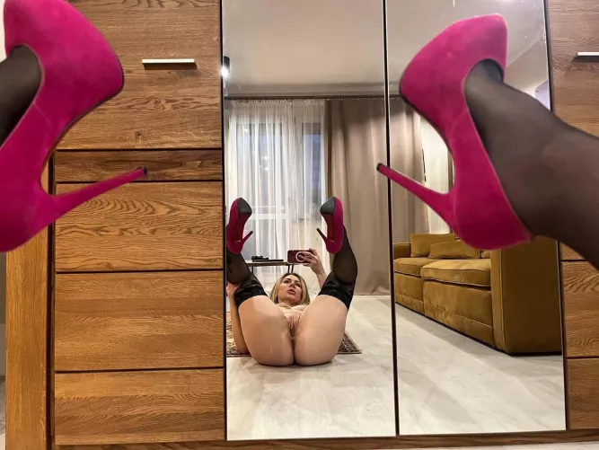 Fave high heels, black nylons and fave position 😋