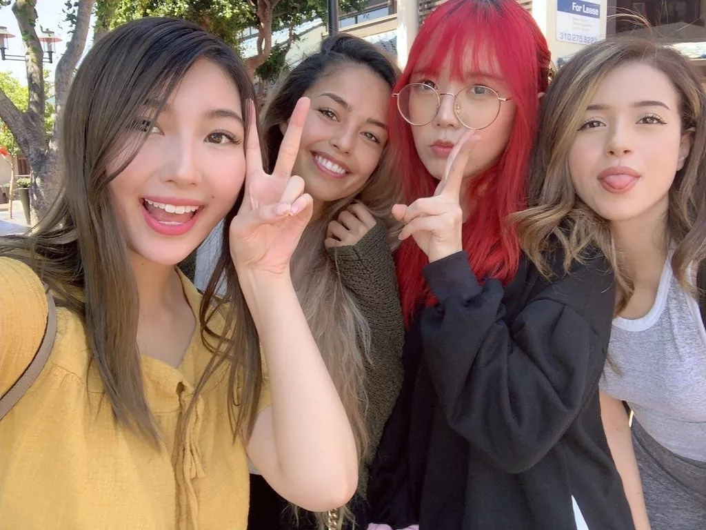 Feeding the offlinetv girls, tributes appreciated Feeding the offlinetv girls, tributes appreciated