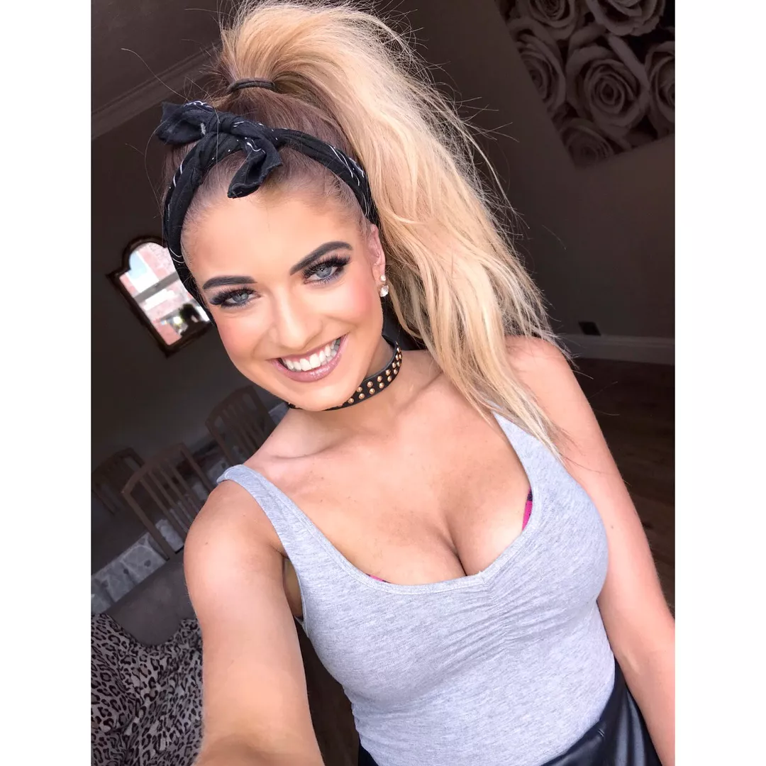 Feeding this bimbo chav slut! 🤤 Tribute her and send to Kik: Lol1994753 and I'll feed you her slut pics until you cum! 💦💦💦