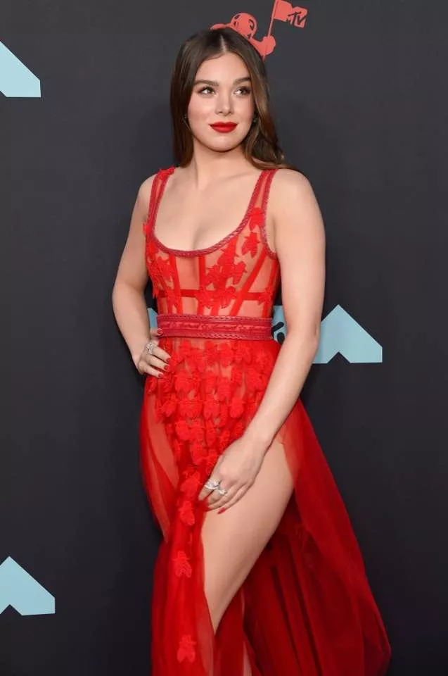 Feel like getting bi for Hailee Steinfeld Feel like getting bi for Hailee Steinfeld