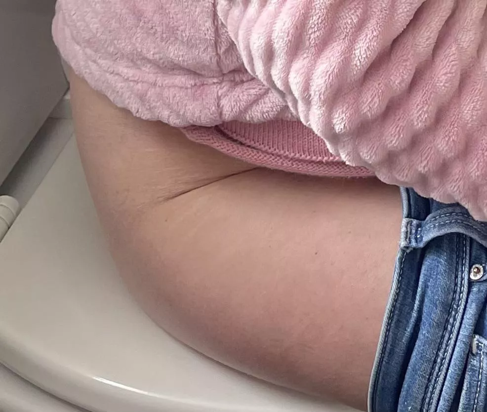 Feeling a bit nervous but here’s my hip cleavage! 😬 Would you like to see more? Feeling a bit nervous but here’s my hip cleavage! 😬 Would you like to see more?