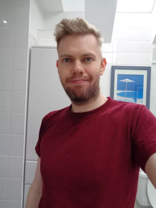 Feeling cute after a new haircut. Which game would you like to play with me on the sofa? :) Feeling cute after a new haircut. Which game would you like to play with me on the sofa? :)