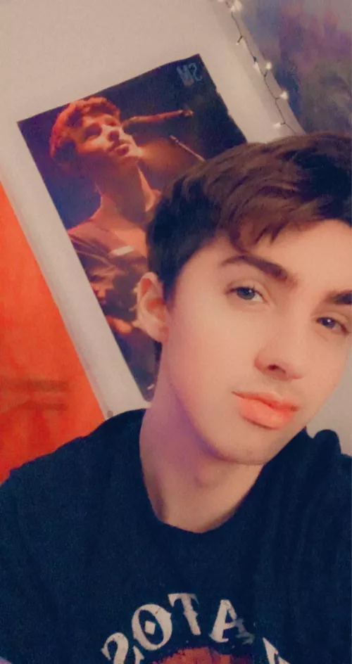 Feeling kinda lonely today. Anyone wanna keep me company? Feeling kinda lonely today. Anyone wanna keep me company?