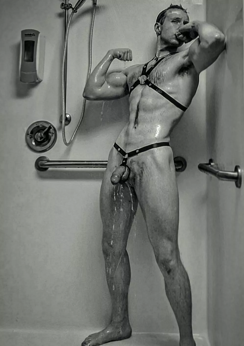 Feeling sexy in the gym shower, wanna join me? 😈