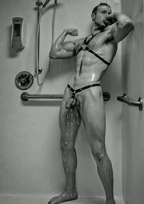 Feeling sexy in the gym shower, wanna join me and we smoke up afterwards? 😈