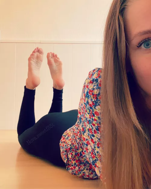 Feet in pose 😍