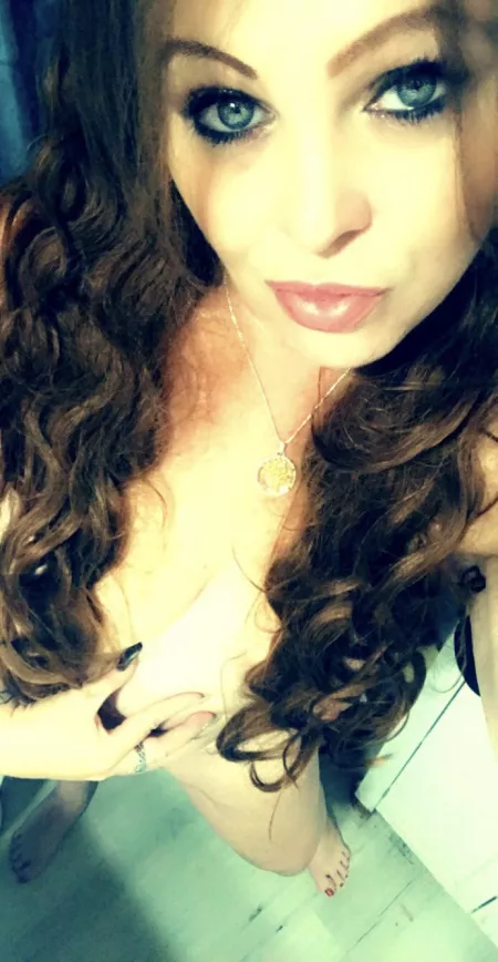 🧡🖤 Feisty Milf who loves to be naughty. If you like blue eyes and thic thighs, add me below. 💰 content. 🧡🖤