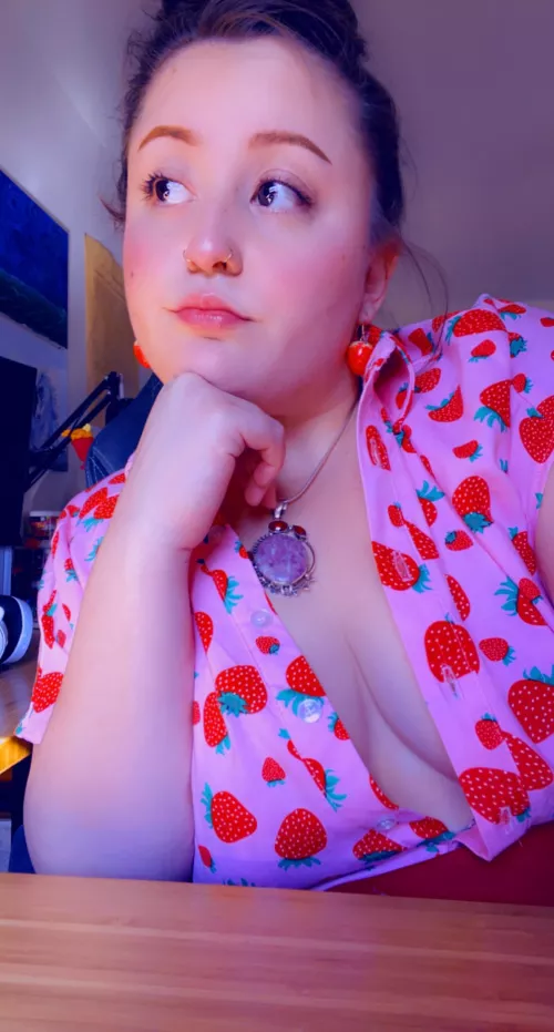 Felt really cute in this shirt with my berry earrings 💕