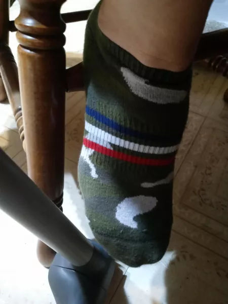 (Female) get under the table and worship.who wants these feet down there throat. π€€