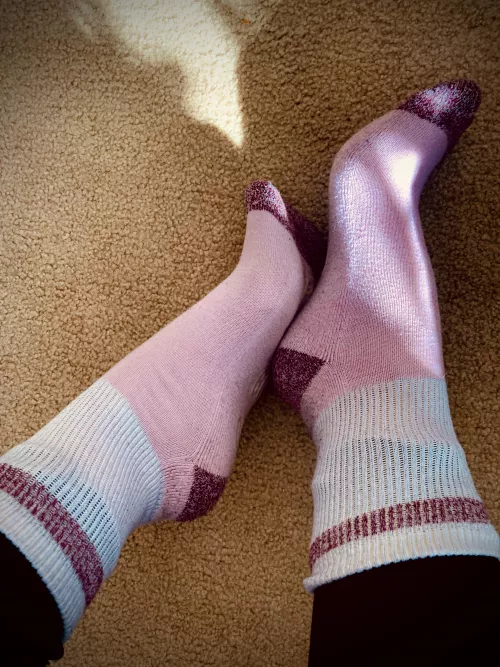 [female] 🥵💗🦶🏻 Nursing school student workin’ up a sweat, but I can’t stop wearing them!! 👣💗🥰