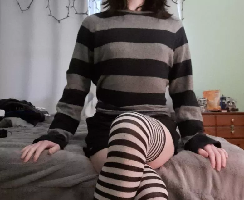 Femboy on da bed whats he gonna do?