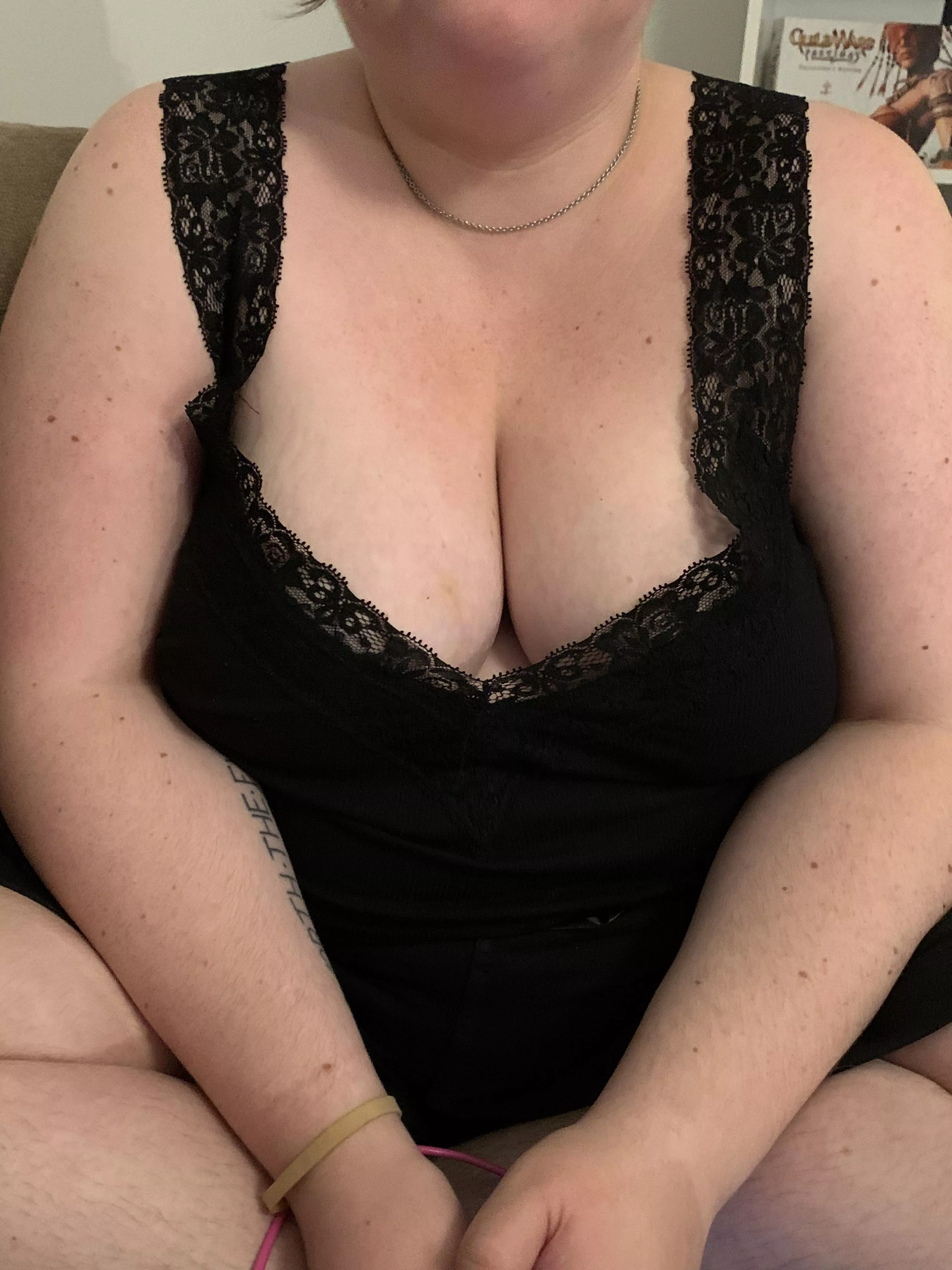 (F)iancée’s lovely cleavage (F)iancée’s lovely cleavage