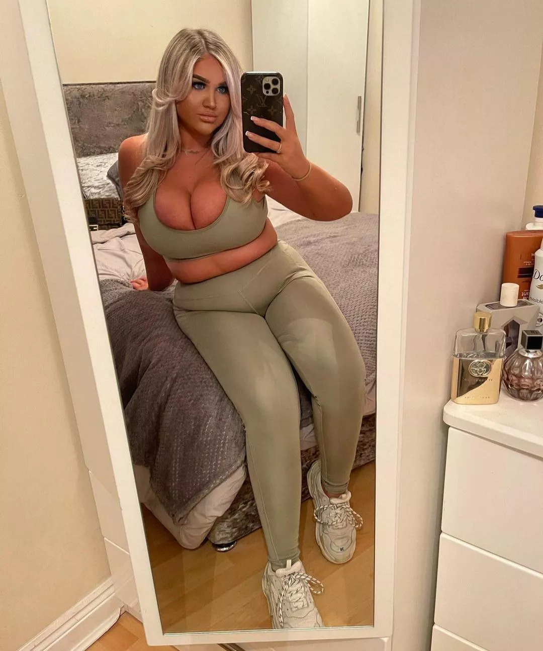 Filling her top and leggings Filling her top and leggings