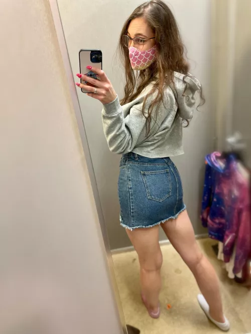 Finally picked up a denim skirt again, now that they’ve come back in style