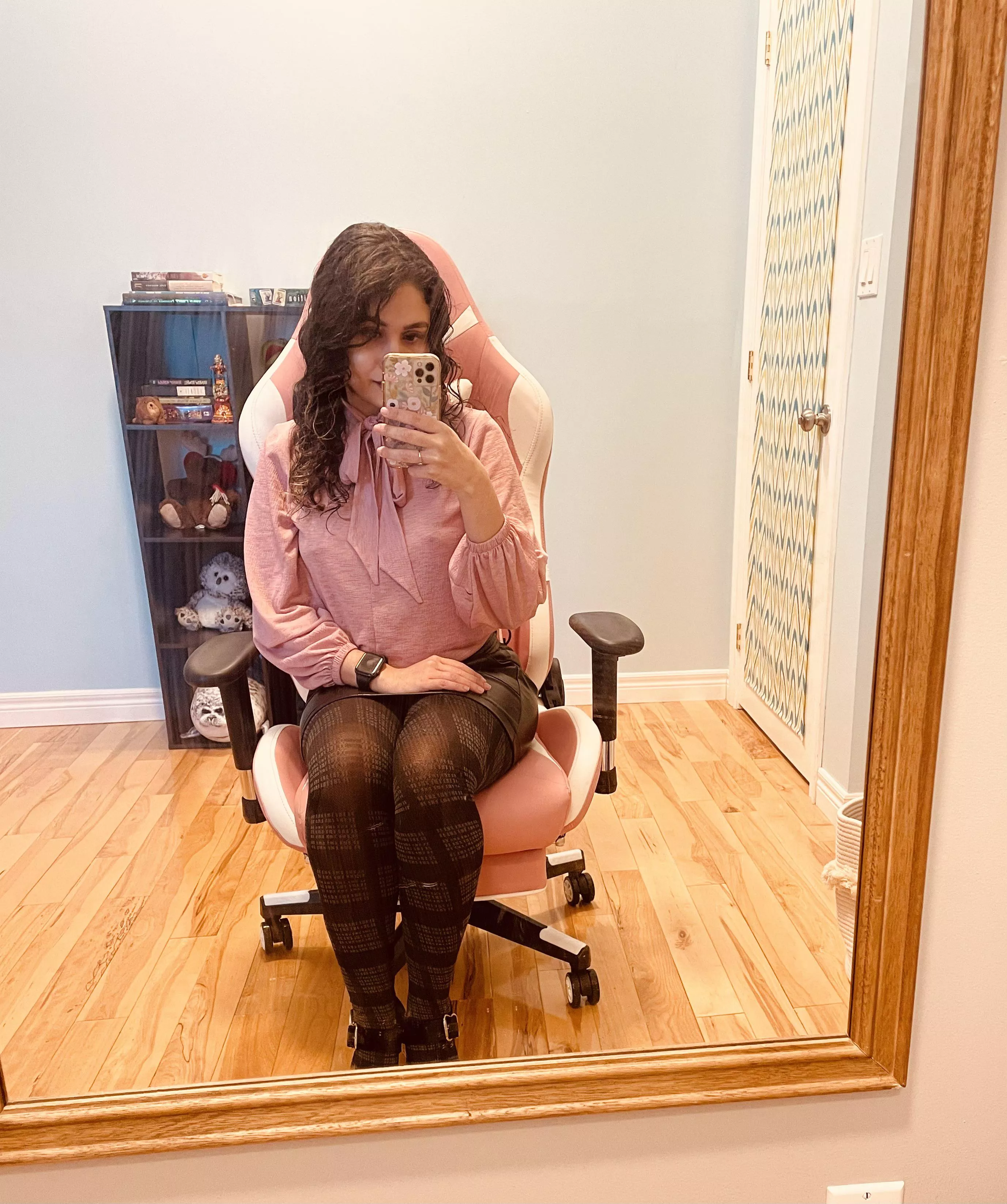 Finding the right outfit for your pantyhose is one of the best feelings 🥰