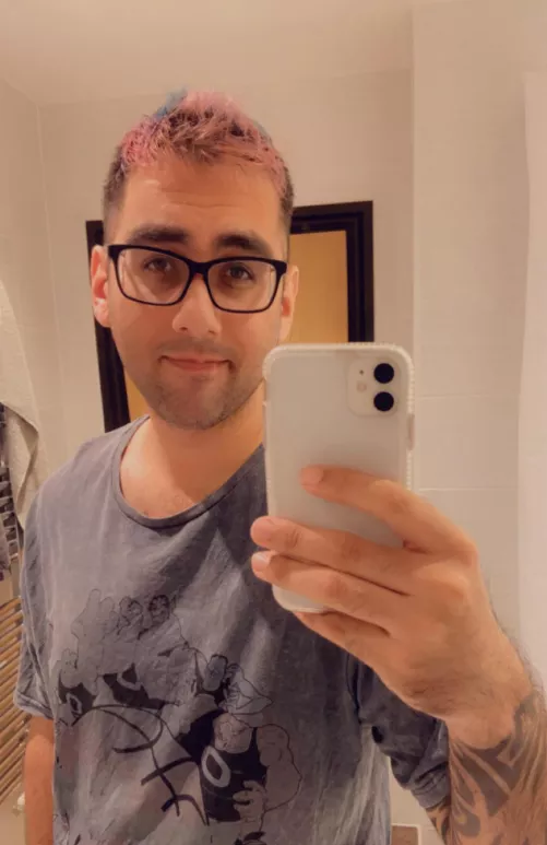 First day off in a while and feel/look like hot trash 😂 First day off in a while and feel/look like hot trash 😂