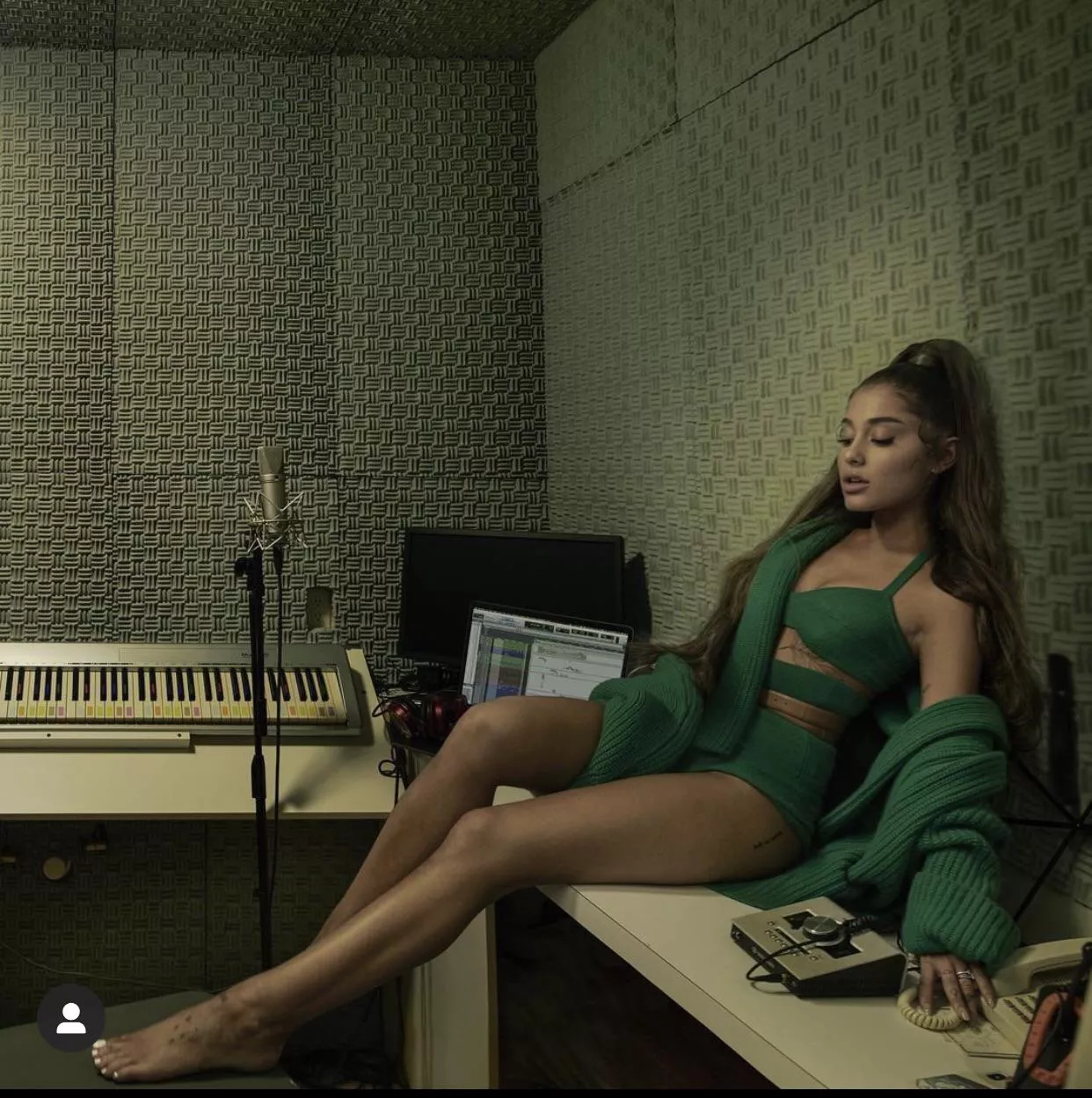 First load of the year has to go to Ariana and her sexy legs First load of the year has to go to Ariana and her sexy legs