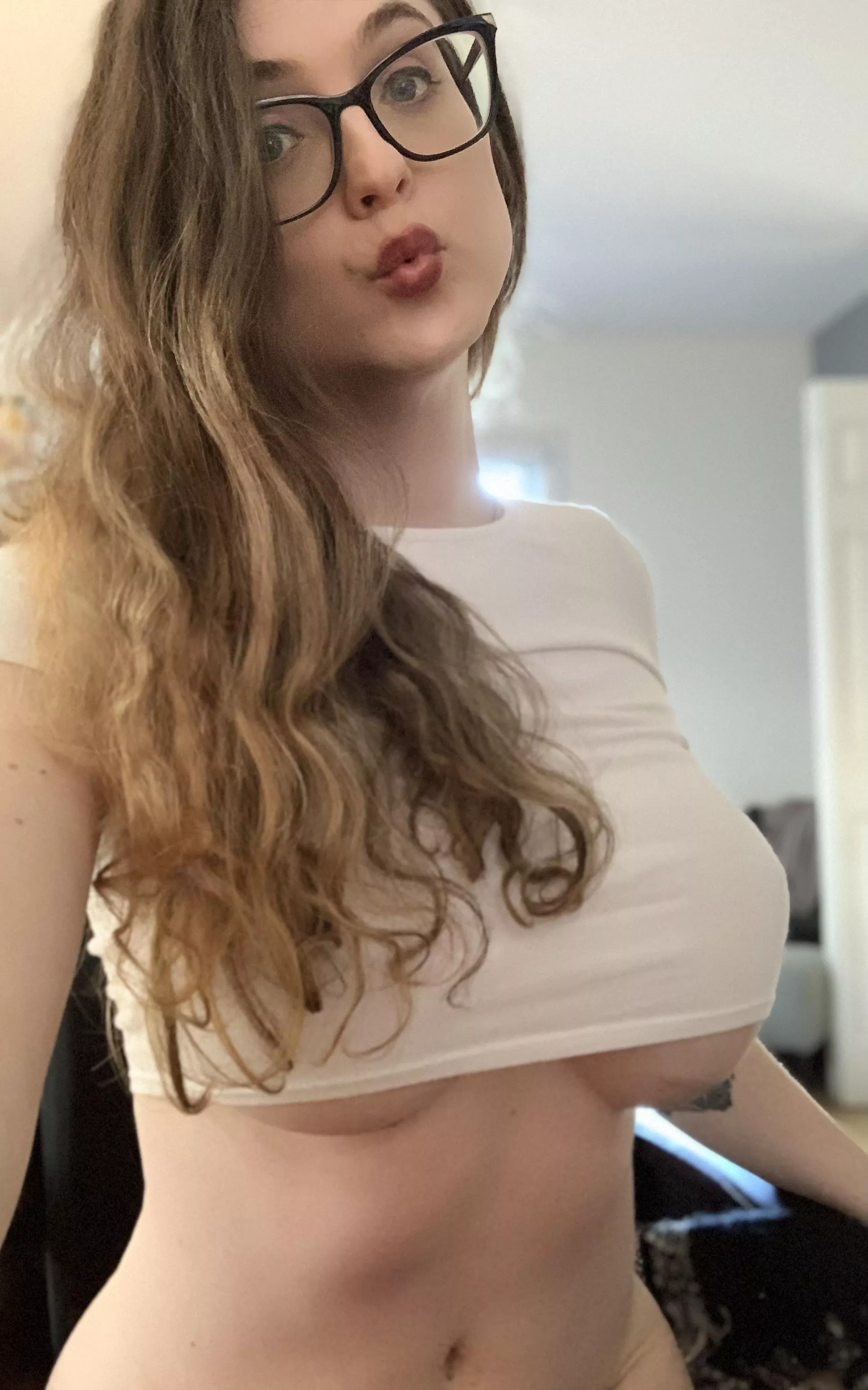 First time posting on the subreddit — figured you guys might like some underboob 😊