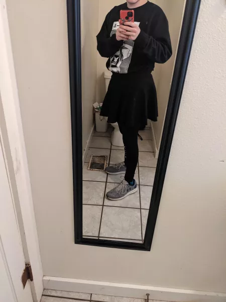 First time trying a skirt and posting on here. Hope this look fine First time trying a skirt and posting on here. Hope this look fine