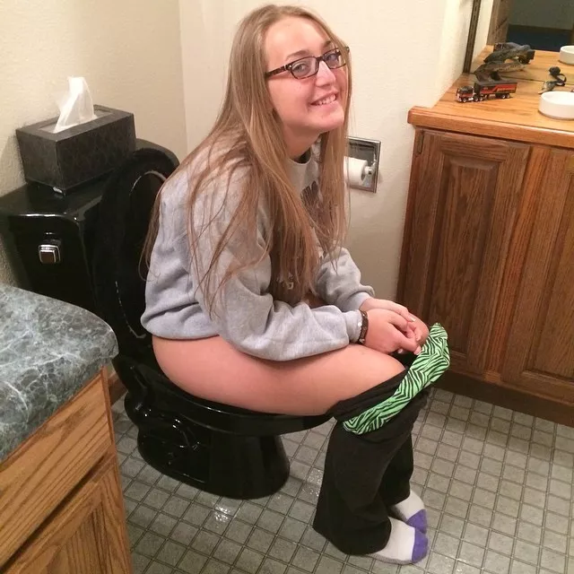 Five pictures, two bathrooms (4 MiC) Five pictures, two bathrooms (4 MiC)