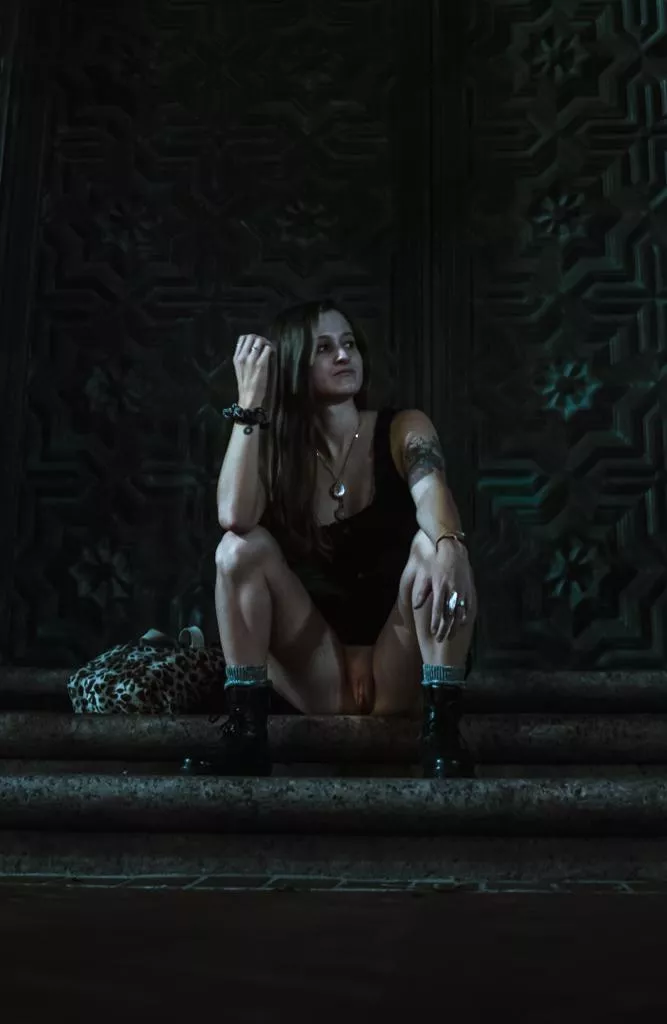 Flashing my pussy in downtown new Orleans, there were a lot of people walking on the opposite side walk😈